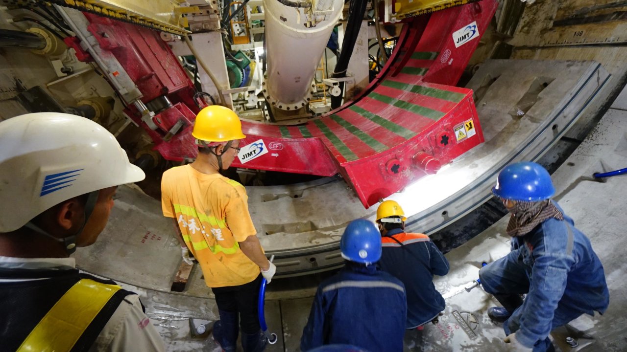 Workers and engineers maintain the Japanese-made tunnel boring machine inside the underground construction site for a tunnel the first metro line in Ho Chi Minh City. Photo: Tuoi Tre