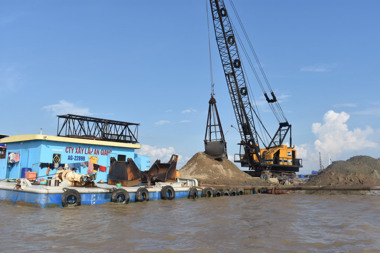 Sand mining on the Tien River in southern Dong Thap Province. Photo: Tuoi Tre