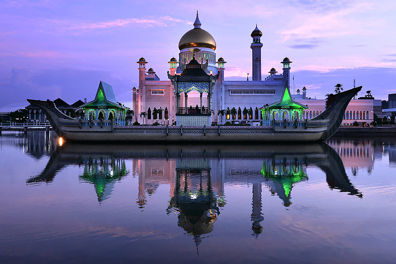 Omar Ali Saifuddien Mosque in Brunei. Photo: Haji Jumat Bin Haji Taha