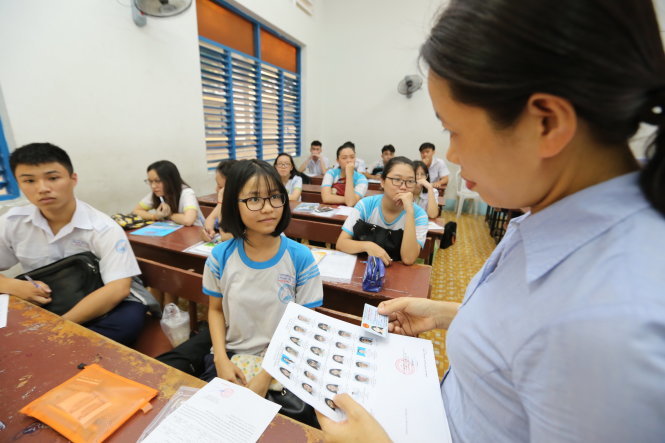 A supervisor checks a student’s ID before exam starts at Nguyen Thi Dieu High School in District 3, Ho Chi Minh City, June 21, 2017. Photo: Tuoi Tre