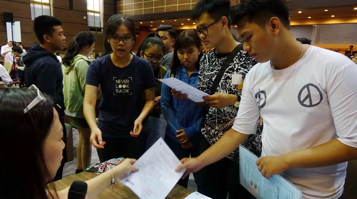 Students and parents receive admission slips at the Ho Chi Minh City University of Economics, August 2, 2017. Photo: Tuoi Tre