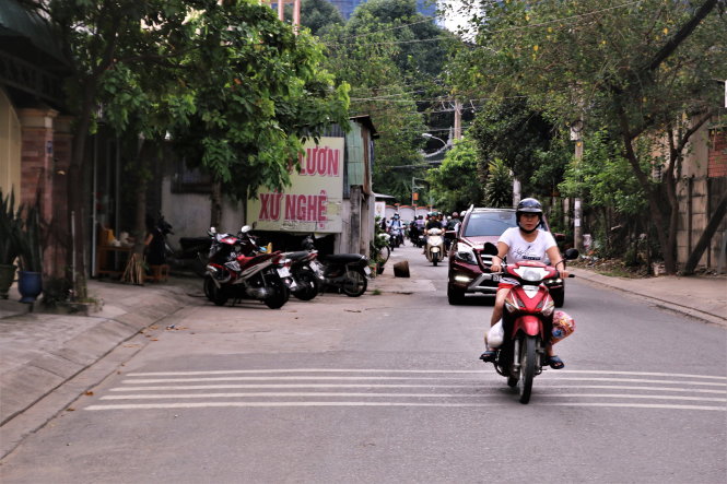 A house takes up a section of the roadway of Street No.3 in Thu Duc District. Photo: Tuoi Tre