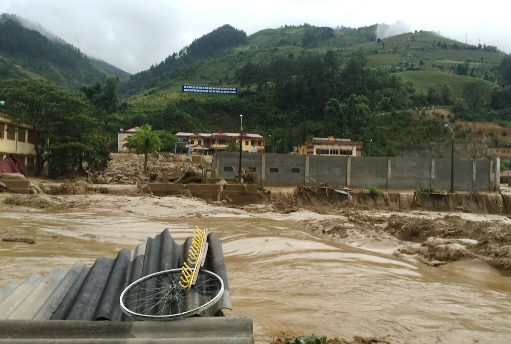 A flash flood sweeps through Mu Cang Chai Town in Yen Bai Province on August 3, 2017. Photo: Tuoi Tre