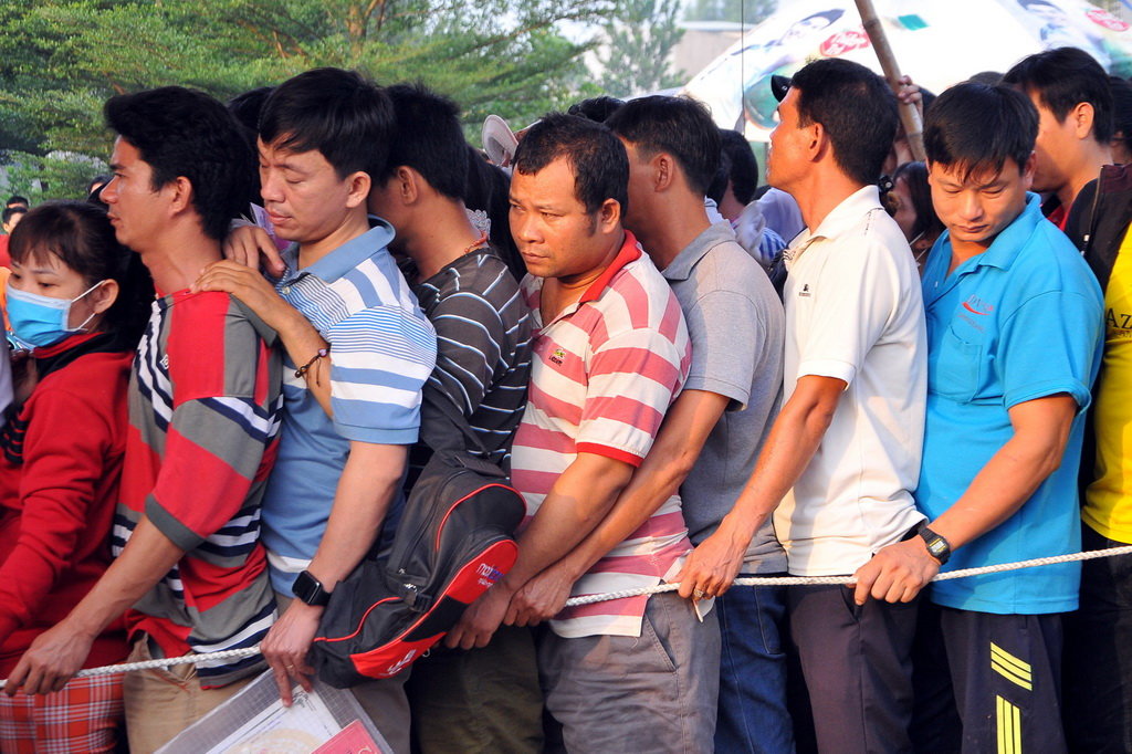 Parents queue outside Tran Quoc Toan Elementary School in Dong Nai Province, August 8, 2017. Photo: Tuoi Tre