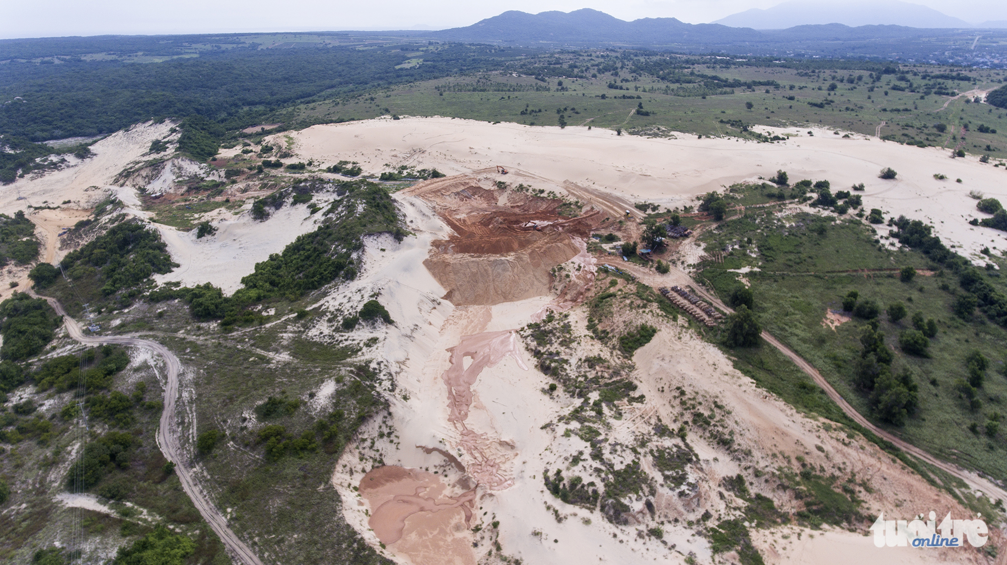 The disaster caused 1.96 hectares of coastline and tourist resorts in Binh Thuan Province to be covered in sludge. The titanium mine was later found to be operating despite failing to meet mining conditions. Photo: Tuoi Tre