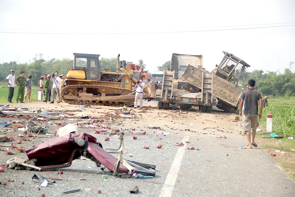 The two bulldozers carried by the tractor trailer after after the collision. Photo: Tuoi Tre