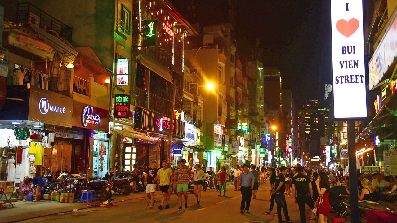 People walk on Bui Vien Street on August 19, 2017. Photo: Tuoi Tre