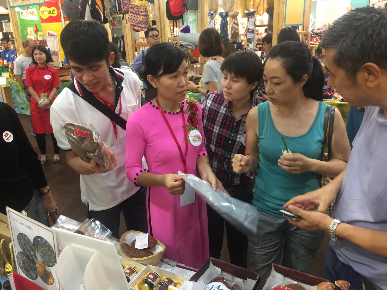Customers look for made-in-Vietnam merchandise. Photo: Tuoi Tre