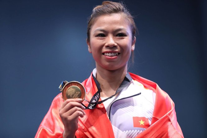 Vietnam's wushu artist Hoang Thi Phuong Giang poses with her gold medal.