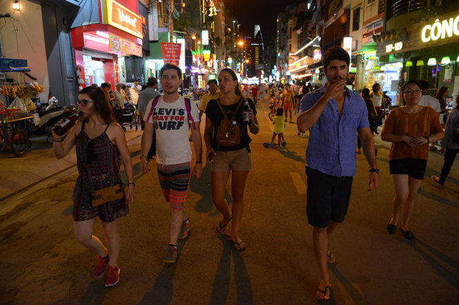 Foreign tourists stroll the walking street.