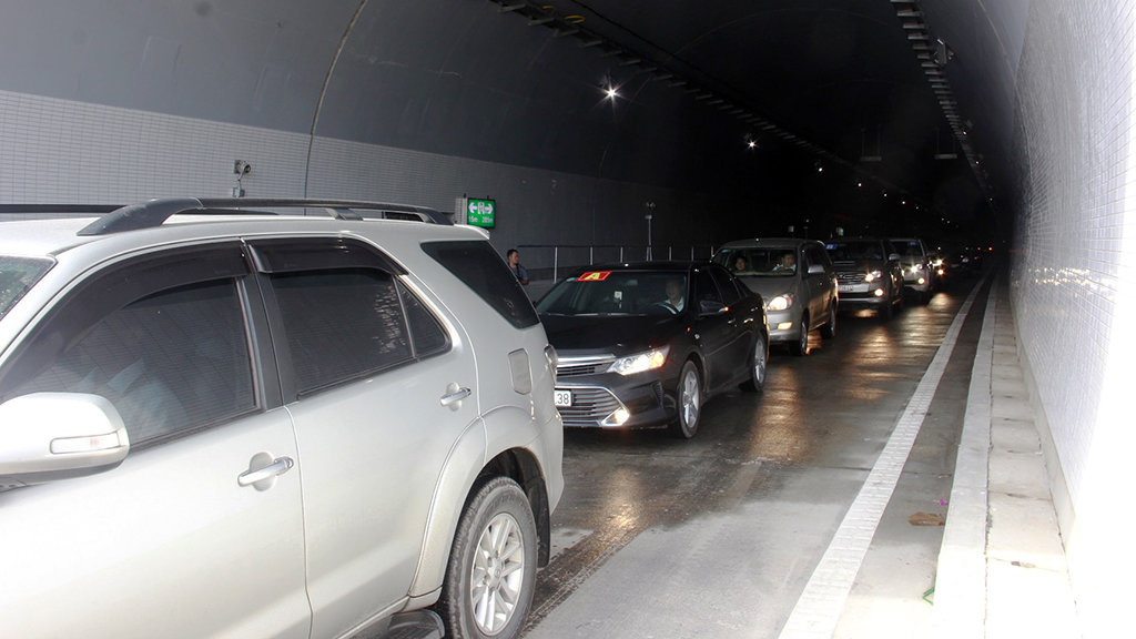 The first vehicles travel through the Ca Pass Tunnel on August 21, 2017. Photo: Tuoi Tre