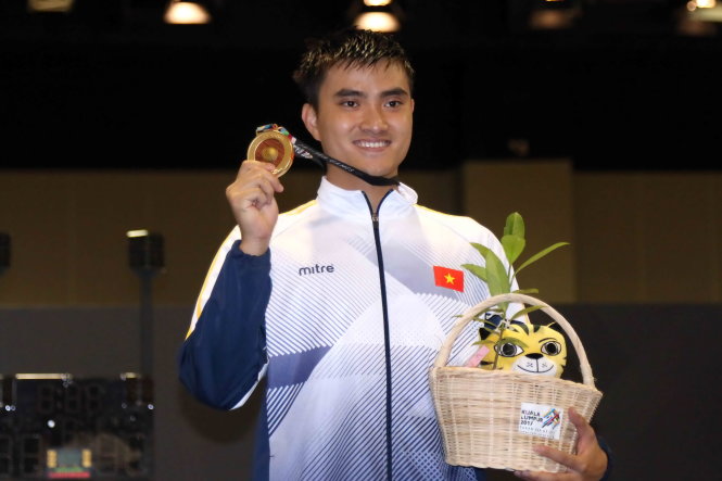 Vietnam's fencer Vu Thanh An poses with his gold medal.