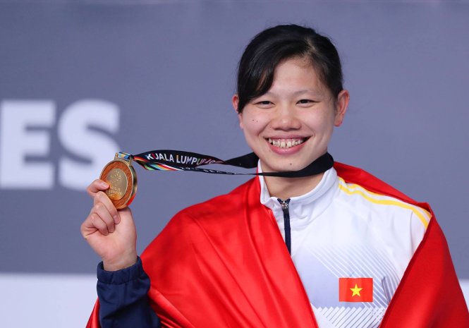 Vietnam's Nguyen Thi Anh Vien poses with her gold medal.