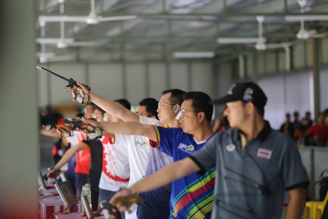 Hoang Xuan Vinh (third from left) prepares for his shot.