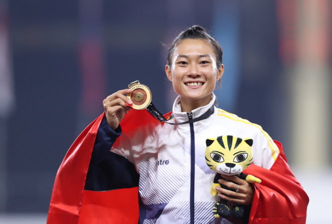 Vietnam's sprinter Le Tu Chinh poses with her women's 200m gold medal.