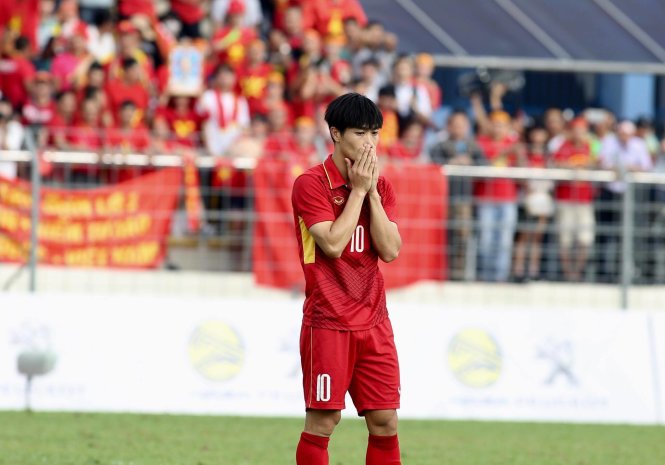 Vietnam's Cong Phuong reacts after his failed penalty.