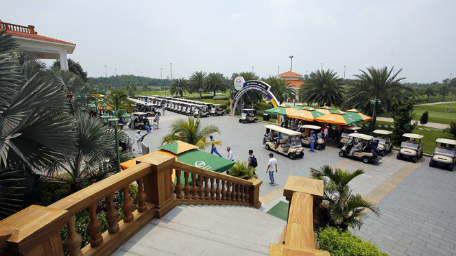 Players are seen entering Tan Son Nhat Golf Course.