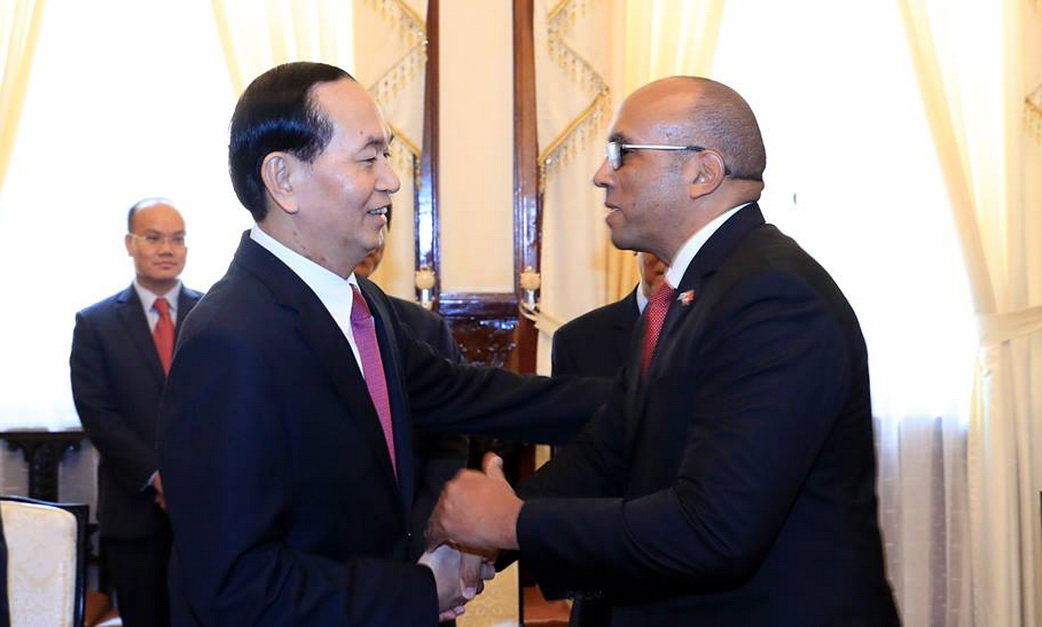 State President Tran Dai Quang (L) shakes hands with Cuban Ambassador to Vietnam Herminio López Díaz at the Office of the State President in Hanoi, August 28, 2017. Photo: Vietnam News Agency