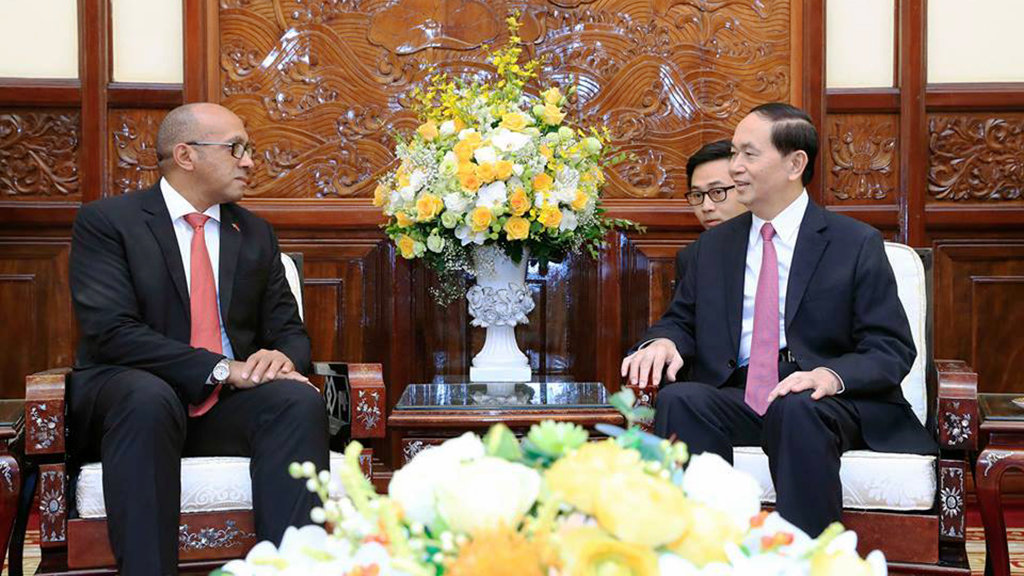 State President Tran Dai Quang (R) talks with Cuban Ambassador to Vietnam Herminio López Díaz at the Office of the State President in Hanoi, August 28, 2017. Photo: Vietnam News Agency