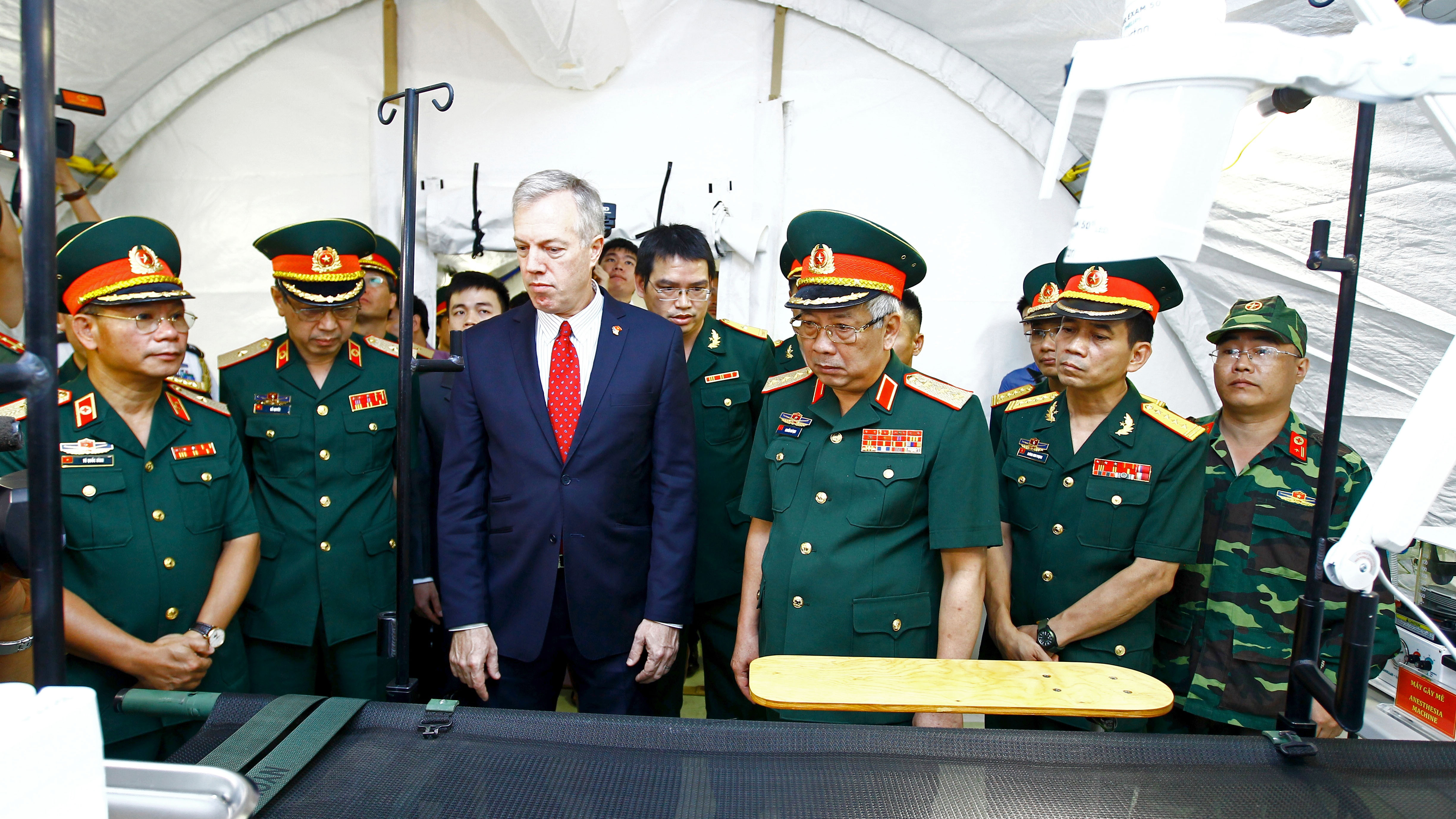 Colonel General Nguyen Chi Vinh (R,3rd), Deputy Minister of National Defense, and U.S. Ambassador to Vietnam Ted Osius review the equipments induced in the support package for Vietnam’s level-two field hospital.