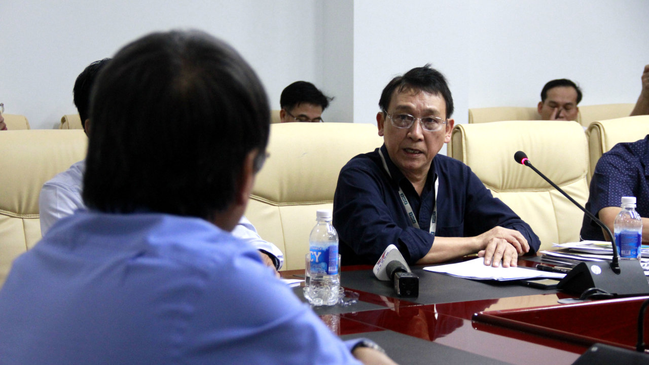 Huynh Tan Vinh, chairman of Da Nang Tourism Association, speaks during a meeting with city authorities to review the planning on Son Tra peninsula, August 28, 2017. Photo: Tuoi Tre