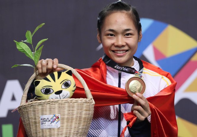 Vietnam's Pham Thi Tuoi poses with her gold medal.