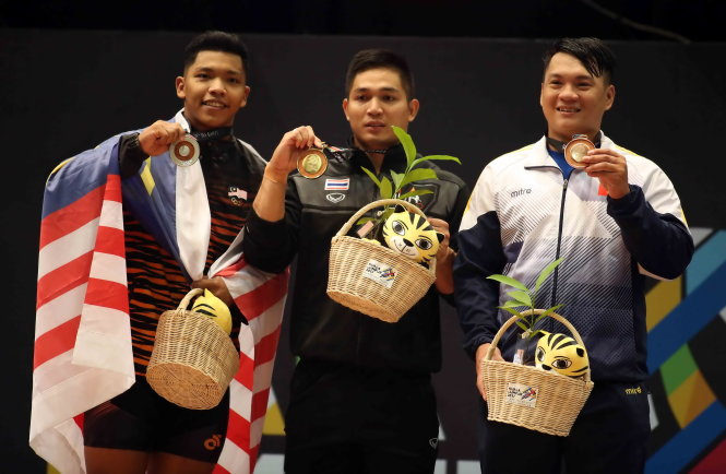Vietnam's weightlifter Nguyen Tan Tai (R) poses with his bronze medal.