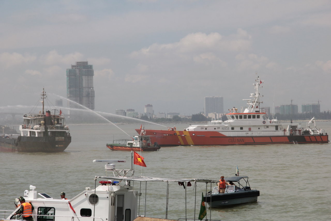 Rescue units put out a fire on a ship docking at the port. Photo: Tuoi Tre