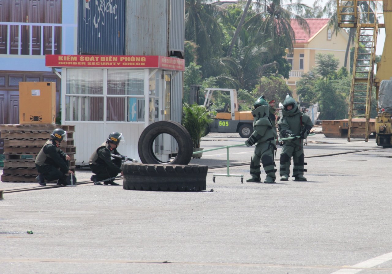 Officers defuse a bomb planted by terrorists during the drill. Photo: Tuoi Tre