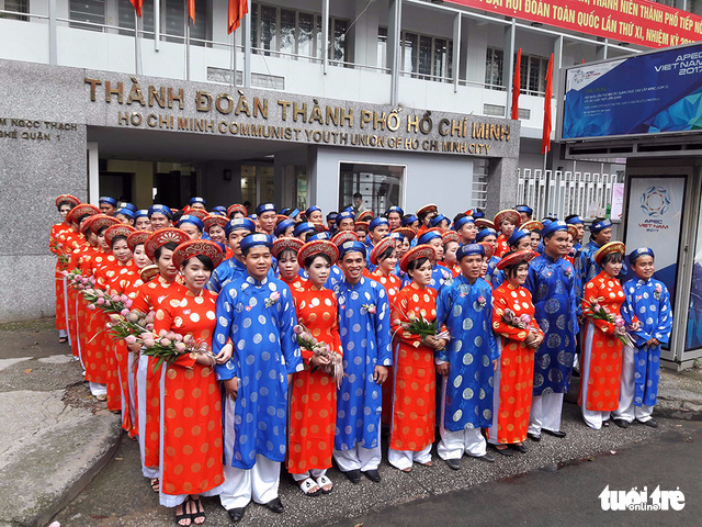 A hundred couples gather at the headquarters of Ho Chi Minh City’s Youth Union in District 1 for the mass wedding, September 2, 2017. Photo: Tuoi Tre