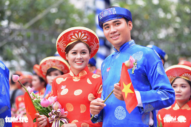 A couple smiles for a photo during a mass wedding organized in Ho Chi Minh City, September 2, 2017. Photo: Tuoi Tre