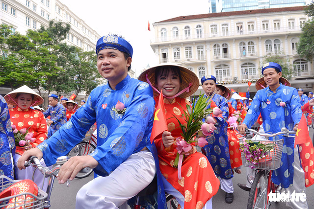 Couples join a bicycle parade during a mass wedding organized in Ho Chi Minh City, September 2, 2017. Photo: Tuoi Tre