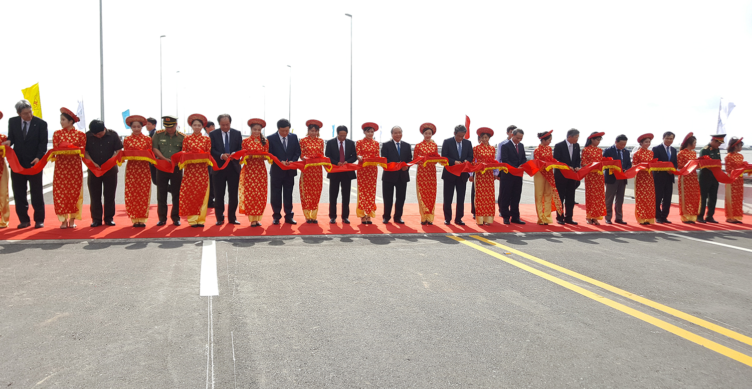 Vietnamese Prime Minister Nguyen Xuan Phuc (13th left) and senior officials perform a ribbon-cutting ceremony to open the bridge to traffic, September 2, 2017. Photo: Tuoi Tre