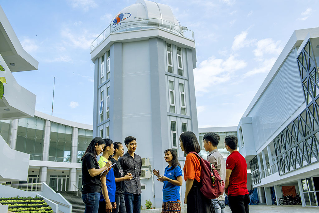 Students from the Nha Trang University listen to an introduction about the observatory.