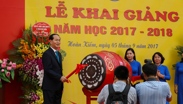 Vietnamese State President Tran Dai Quang beats the drum at Trung Vuong High School in Hanoi, September 5, 2017. Photo: Tuoi Tre