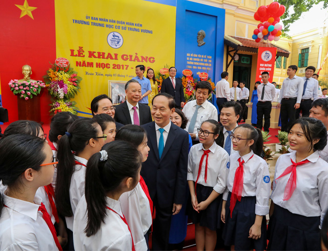 Vietnamese State President Tran Dai Quang talks with students at Trung Vuong High School in Hanoi, September 5, 2017. Photo: Tuoi Tre