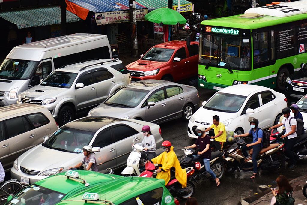 Vehicles travel at snail-pace in front of the Mien Dong (Eastern) Bus Station in Binh Thanh District, Ho Chi Minh City.