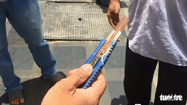 The paper knife Phuc used to threaten the inspector.