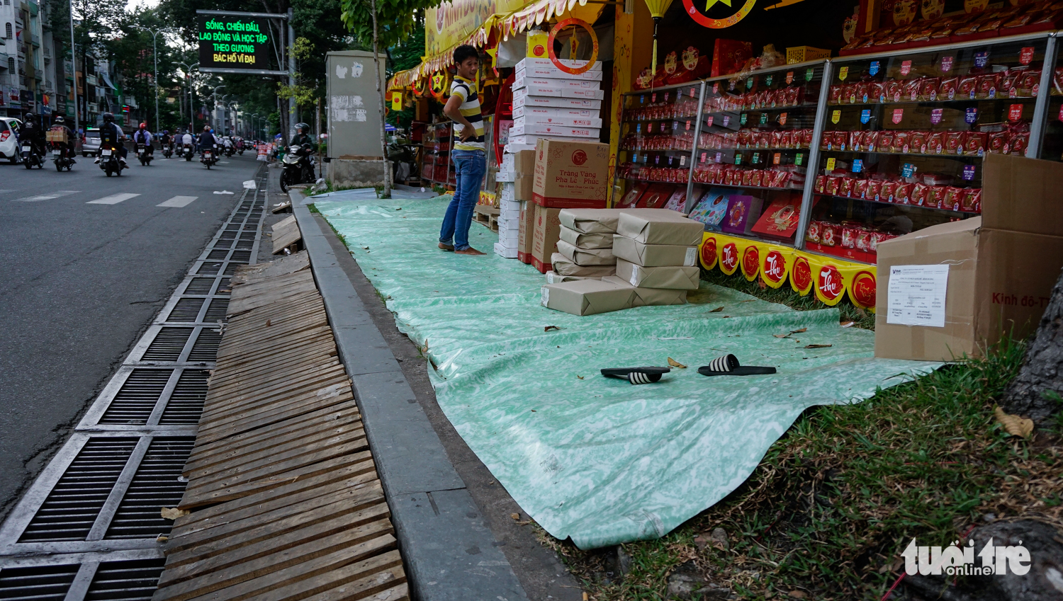A carpet is rolled out on the greensward as a makeshift walkway. Photo: Tuoi Tre