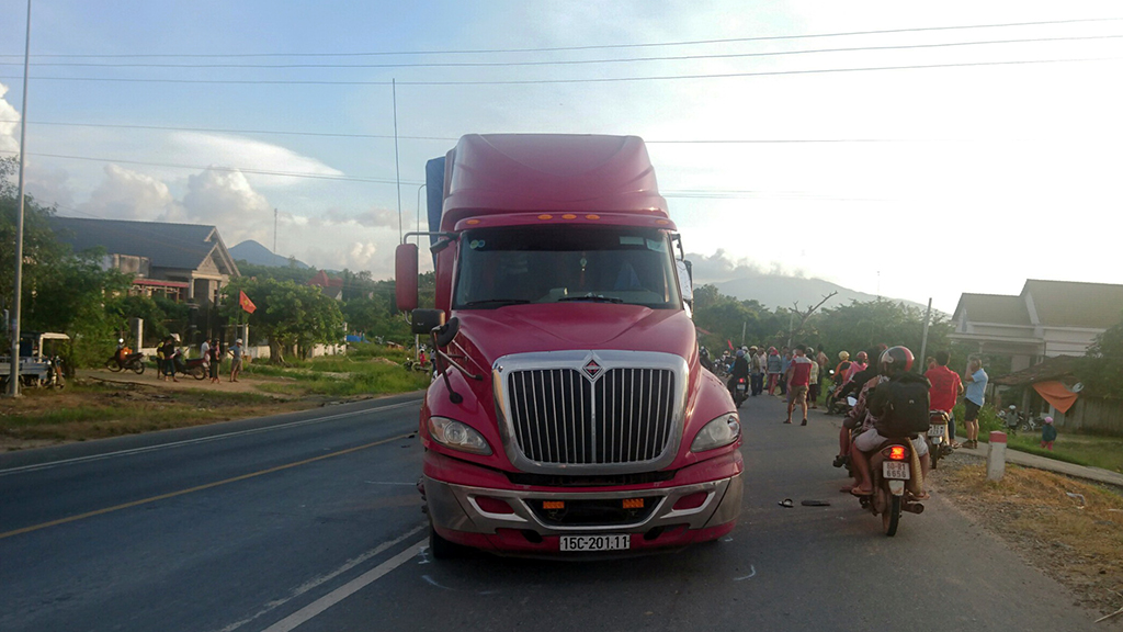The trailer truck involved in the accident. Photo: Tuoi Tre