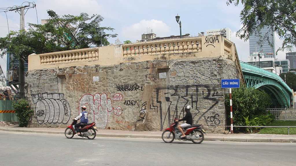 Graffiti are seen on the wall of the access steps of the Mong Bridge. Photo: Tuoi Tre