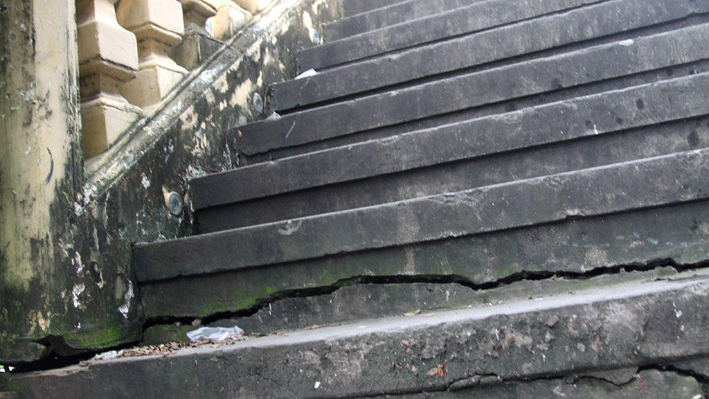 Large cracks are seen on the steps of access steps of the Mong Bridge. Photo: Tuoi Tre