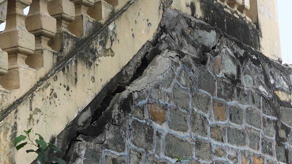 Large cracks are seen on the steps of access steps of the Mong Bridge. Photo: Tuoi Tre