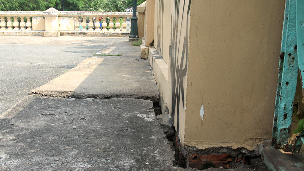 A long crack appears on the abutment of the Mong Bridge. Photo: Tuoi Tre