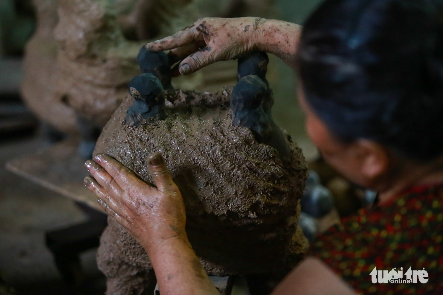 The first step is making the mold from a mixture of clay, sand, ash and rice hulls. Photo: Tuoi Tre