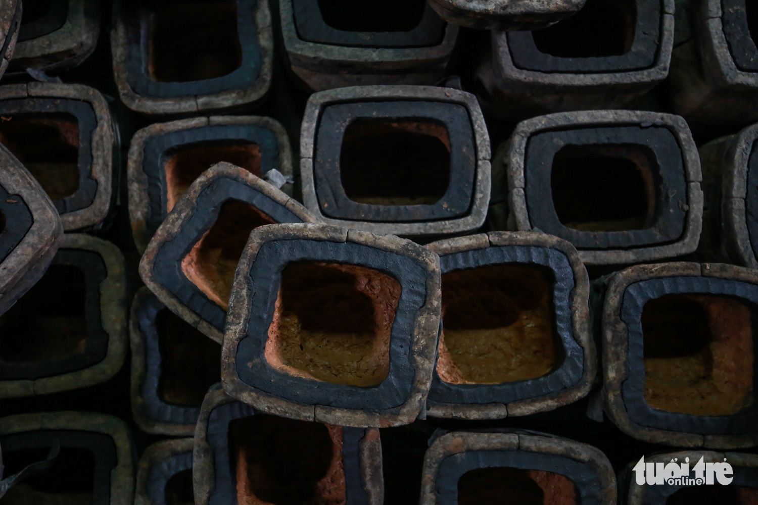 An internal mold is also needed to form the shape of a brass burner. Photo: Tuoi Tre