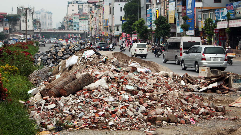 A ‘mountain’ of construction material waste lies alongside a street.