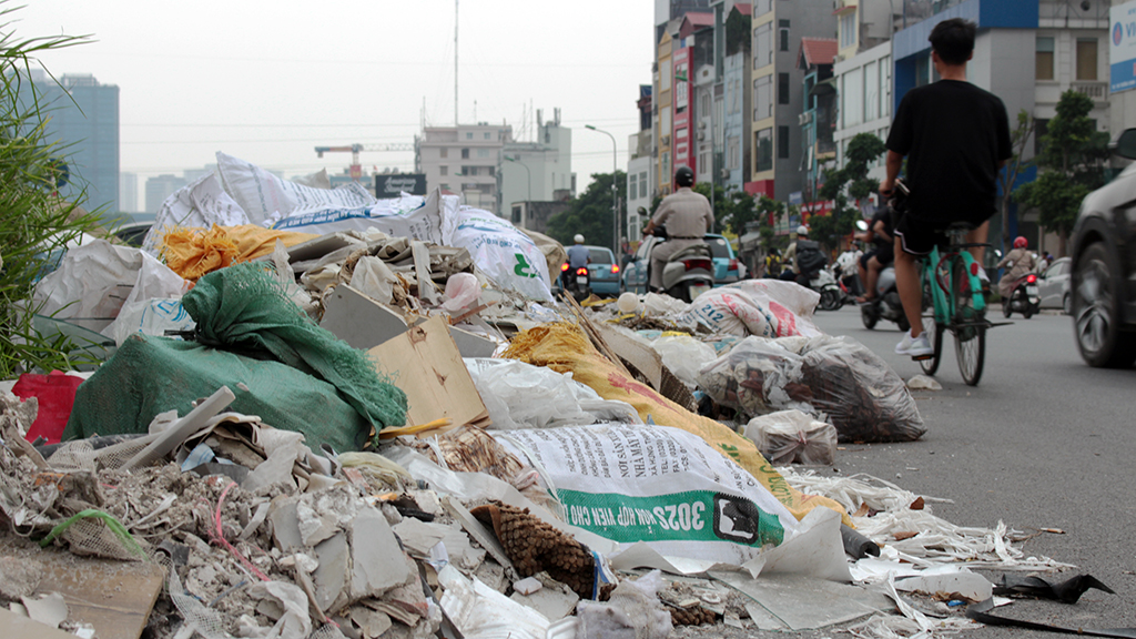 This pile of garbage is located at the border of Dong Da and Thanh Xuan Districts, which has not been properly resolved.