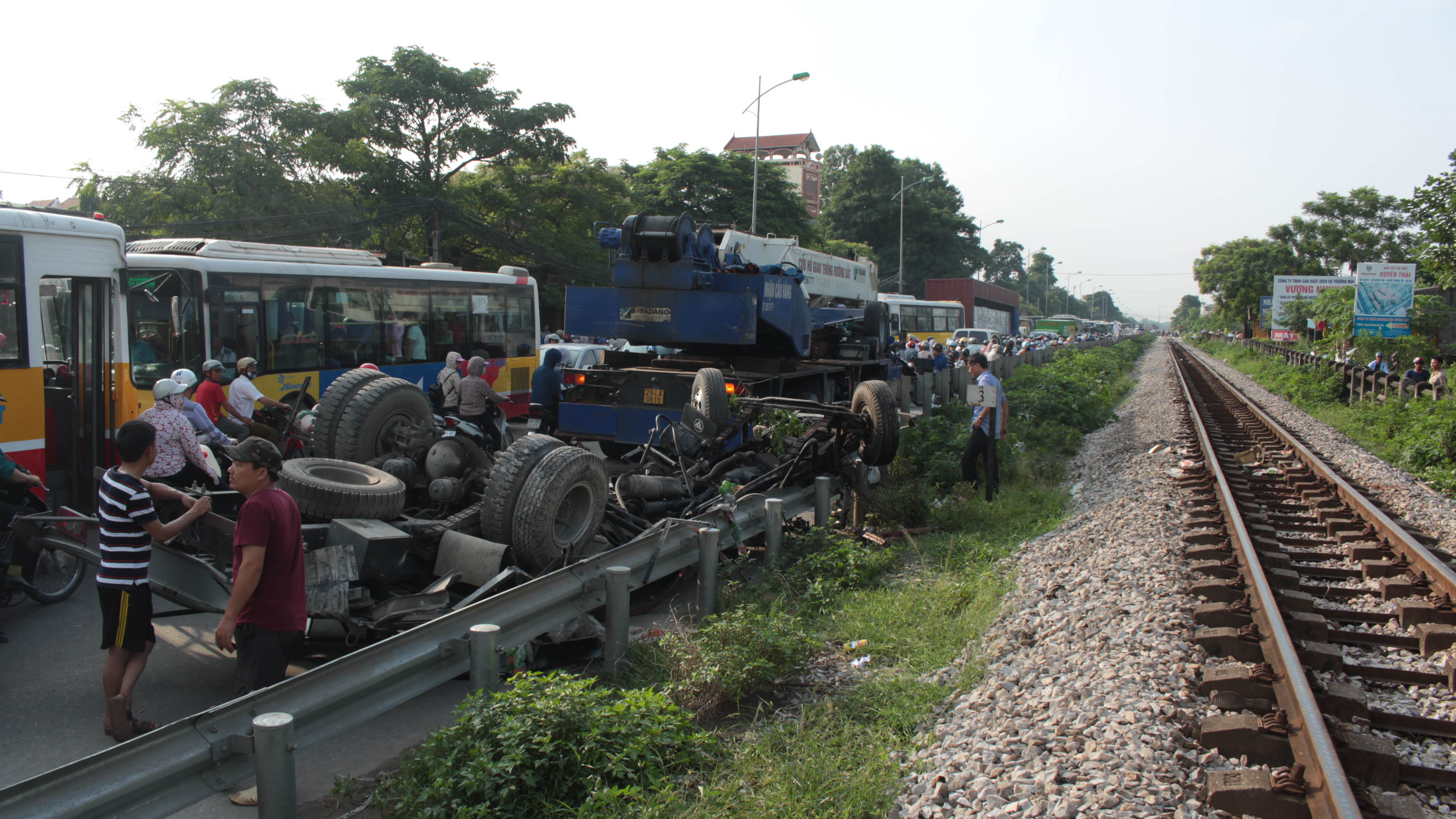 A crane is used to move the truck out of the railway track. Photo: Tuoi Tre
