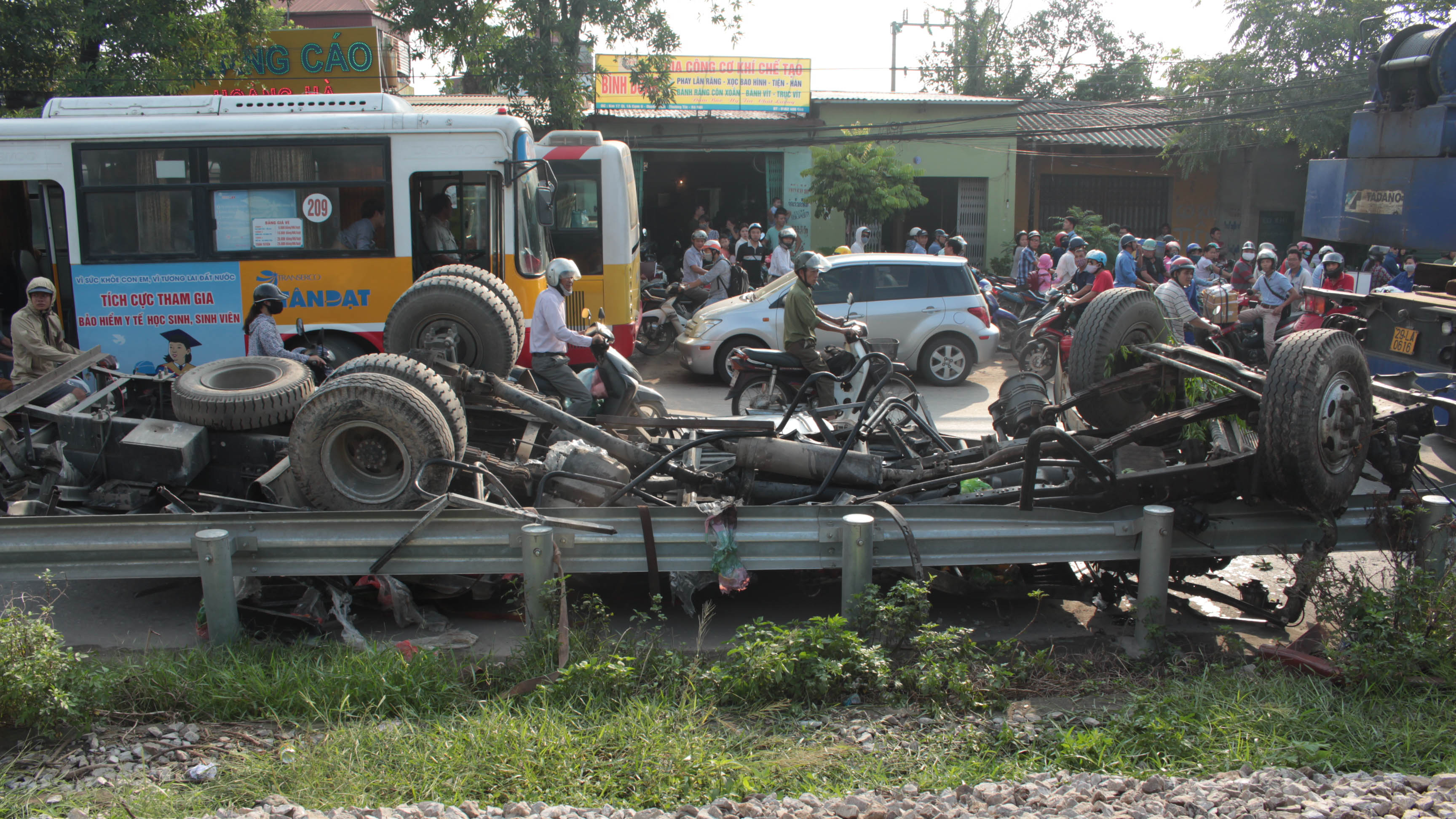 The truck is completely deformed after the accident. Photo: Tuoi Tre